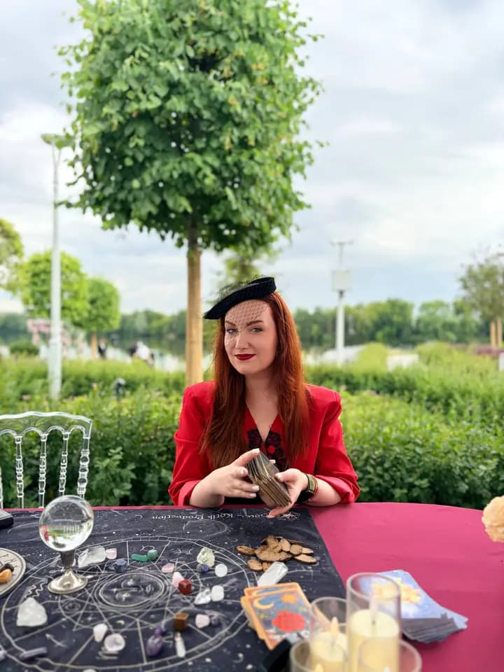 Натэлла Морозова за раскладом на открытом воздухе